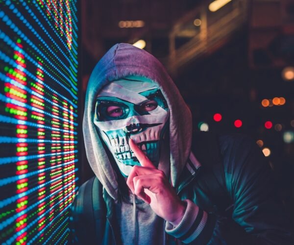 Falso sito Claude AI diffonde malware: truffa SEO scoperta